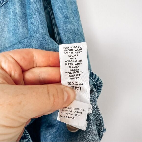 Maurices Denim Blue Lightweight Button Down Shirt Size Medium - Picture 6 of 7